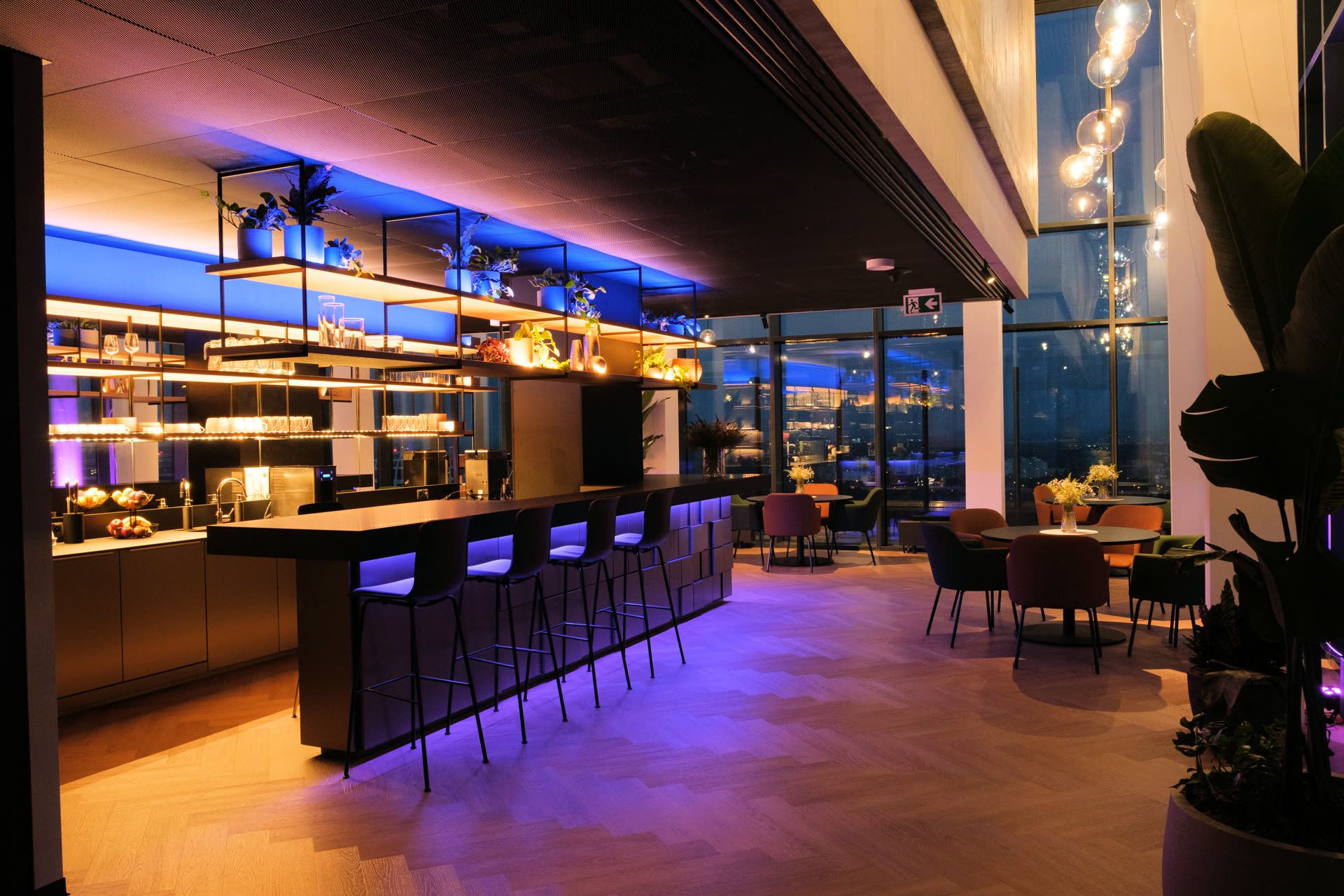 The Lab28 cafeteria bar in an evening mood